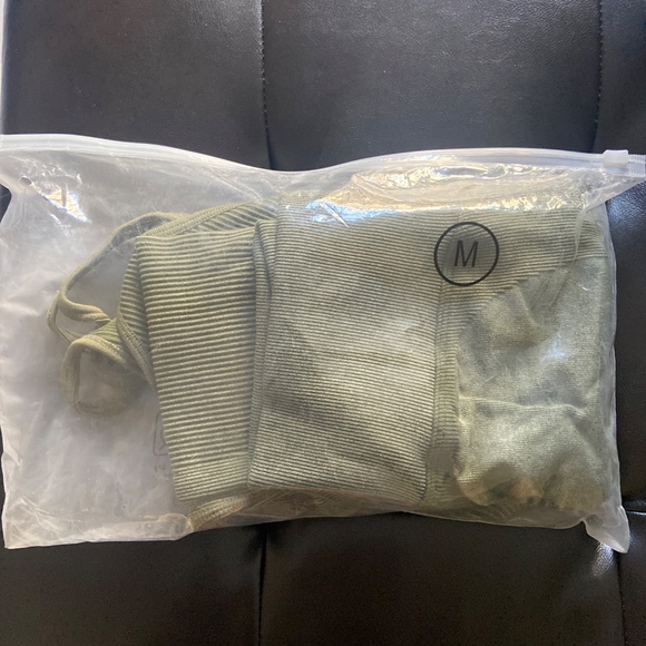 Army Green scrunchie butt workout set - Picture 6 of 6